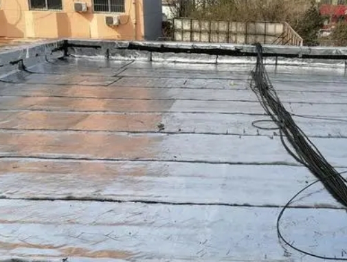 合肥市卫生间漏水维修公司分享下合肥市屋面楼顶防水刚性防水层施工要点。